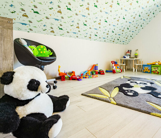 Kinderzimmer mit Panda-Kuscheltier