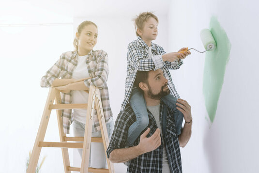 Familie mit Kind streichen Wand